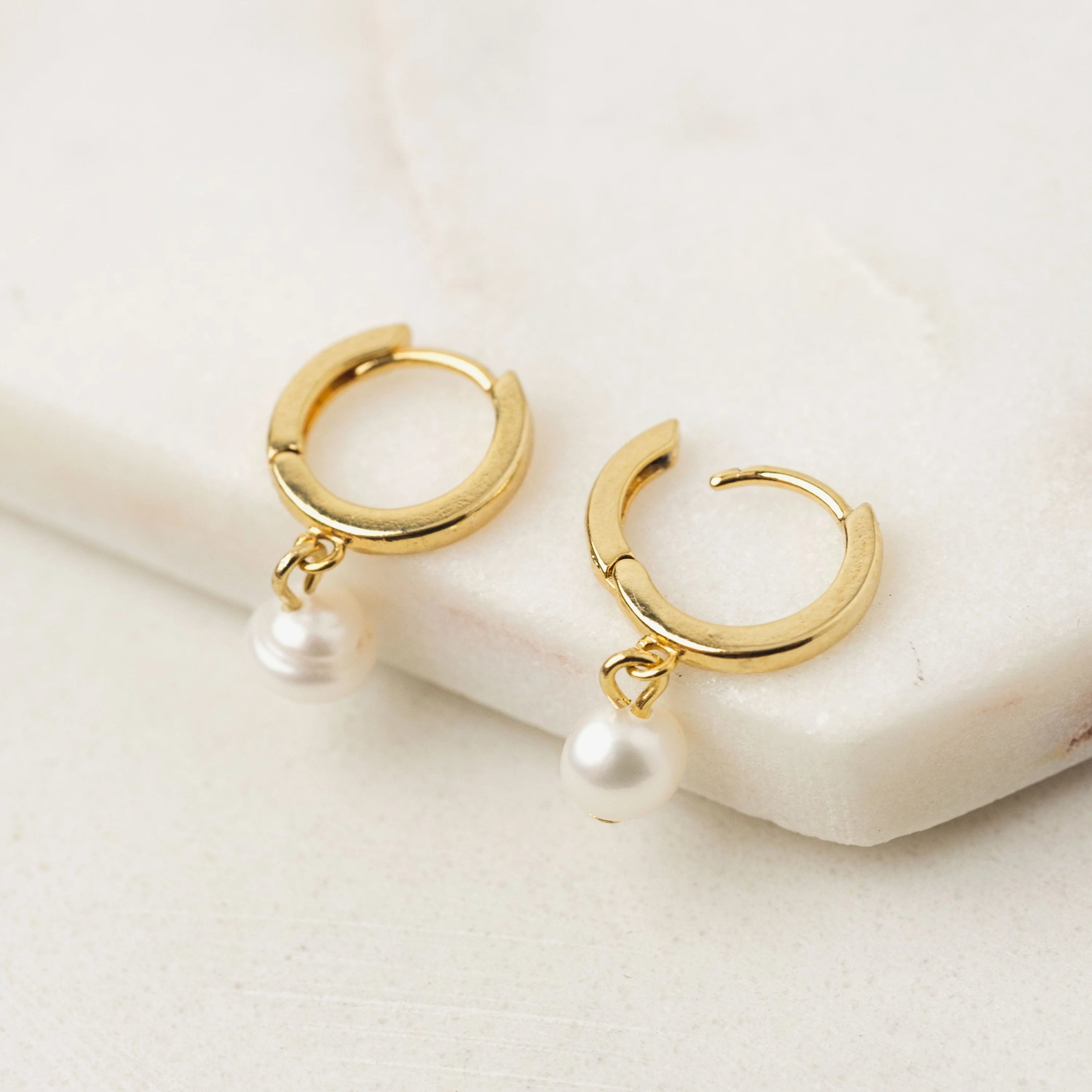 Boucles d'oreilles créoles Amari Pearl Huggie