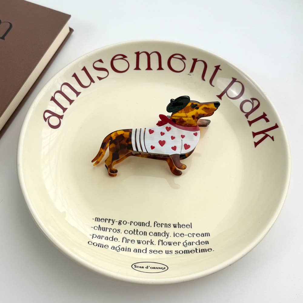 Ceramic plate with a dachshund jaw clip