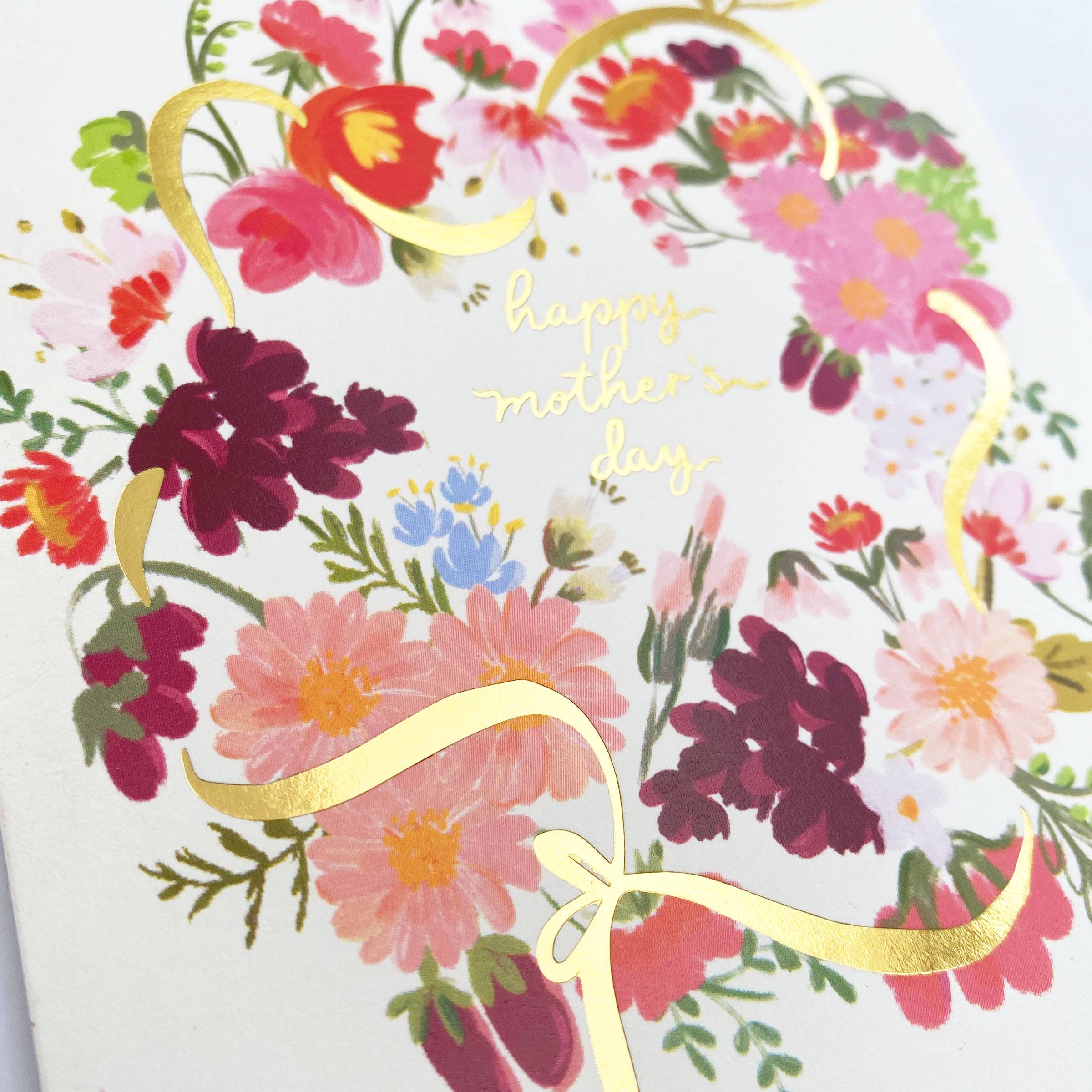 Carte de vœux pour la fête des mères avec couronne de fleurs de printemps